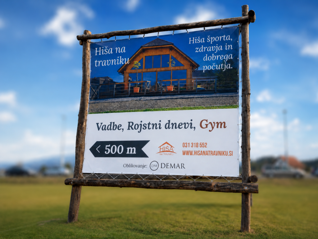 Reklamni transparent na lesenem panoju